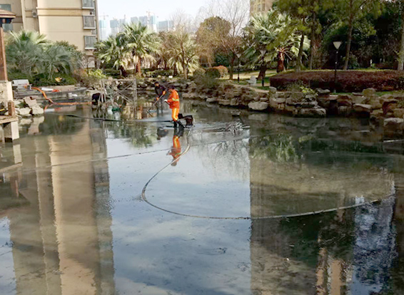 阿克陶景观池淤泥清理