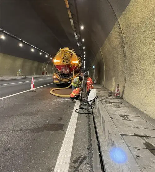 阿克陶隧道排水渠清淤